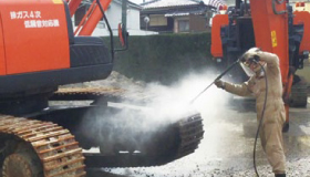 Cleaning crawler of heavy machine